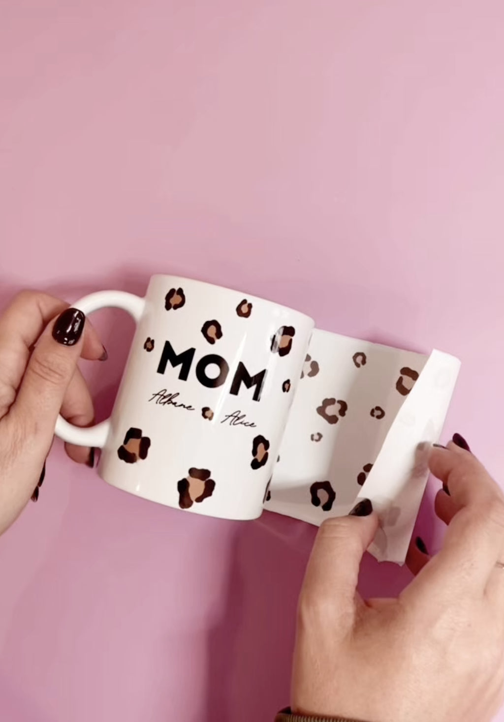 Mug “Mom” au motif léopard – Cadeau élégant et personnalisé pour les mamans